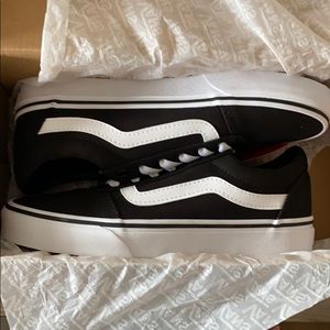 NWT Vans Ward Sneakers